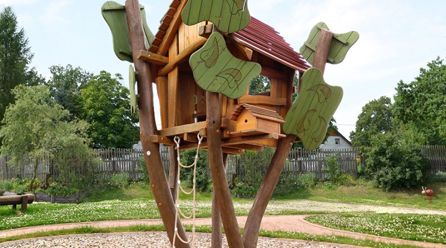 Versierde boomhut geheel